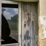 La struttura appare divisa in pi� propriet�: l�una abbandonata, con porte scardinate e vetri rotti...